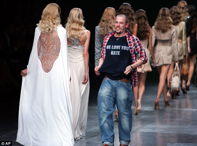 Alexander McQueen. Źródło: https://www.dailymail.co.uk/femail/article-2937294/McQueen-s-plan-kill-catwalk-tortured-fashion-genius-plotted-greatest-shock-all.html